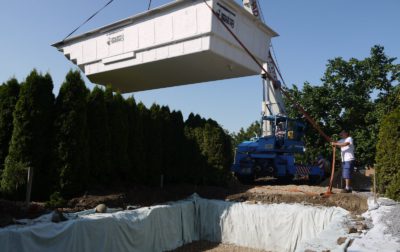 VIDEO: Moving the pool with crane